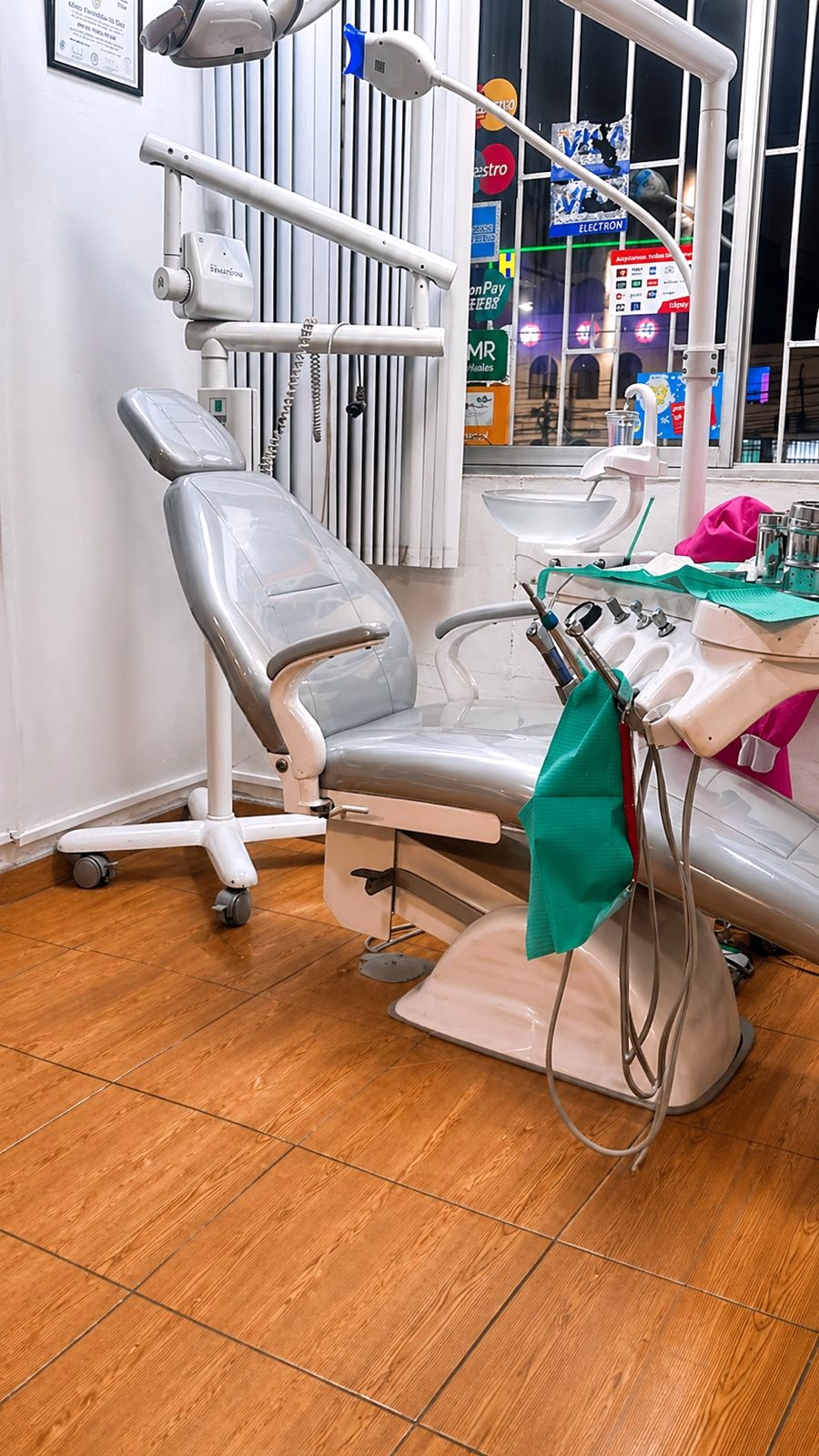 Consultorio dental de AsiriDent con sillón y equipos de atención
